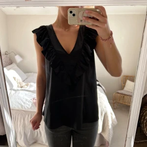 Blus - Jättefin blus med volanger och v-ringning från twist&tango!