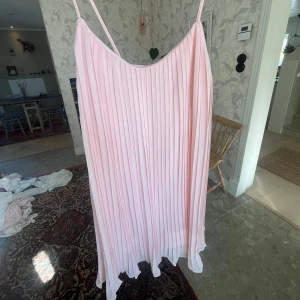 Ljusrosa plisserad klänning - Sååå söt klänning perfekt till sommaren!!💞💞