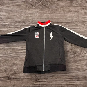 Ralph Lauren Kofta - Svart Ralph Lauren kofta i okej skick! Den är lite nopprig och kan ha någon liten fläck, inget som syns! Storlek: M