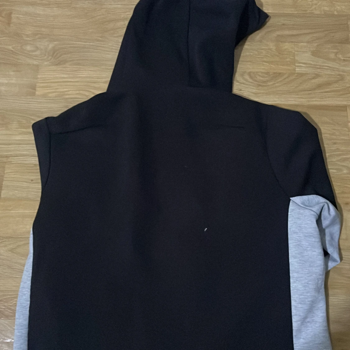 Grå och svart hoodie från Nike - 2