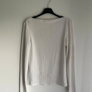 Vit ribbad tröja från mango - Säljer en stilren vit ribbad tröja från MNG. Tröjan har en klassisk design med långa ärmar och en bekväm passform. Perfekt för en minimalistisk look. Fin passform runt halsen.