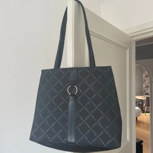 Svart väska - Intressekoll på denna som jag använder för sällan🫱🏼‍🫲🏽Har dragkedja +innerfack 