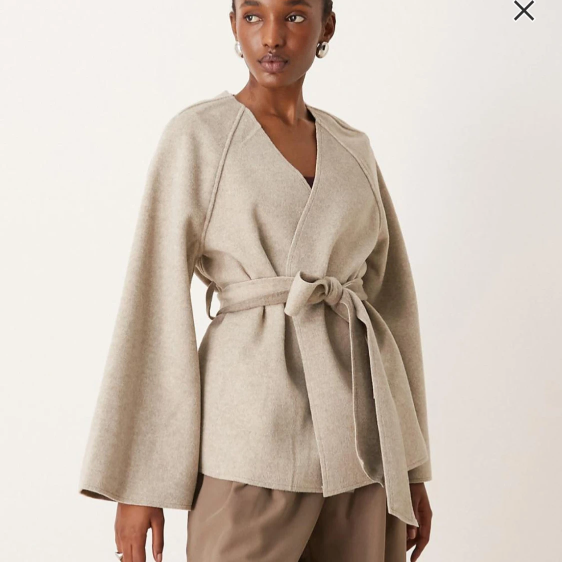 Beige kappa med bälte - 1