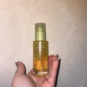 Goodal Green Tangerine Vita C Dark Spot Care Serum - Fräscht serum från Goodal med C-vitamin och gröna mandariner, perfekt för att reducera mörka fläckar. Kommer i en stilren flaska med pump och grön kork. Använd endast 3 gånger arnas är den som hell ny