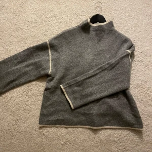 Grå stickad tröja från Zara - Jätte fin helt ny från zara. Aldrig använd❤️