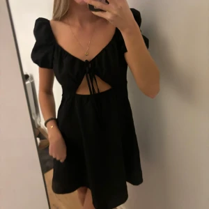 Klänning - Svart klänning med snygga detaljer från hm, nyskick. Storlek 40 men passar nog flesta storlekar (har vanligtvis 36)