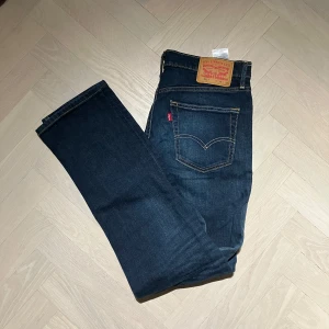 Levis 511 - Ett par snygga mörkblå levis i modellen 511 slim. Jeansen e i nyskick och knappt använda. Storlek 33 i midja och 32 i längd. Kom privat vid fler frågor