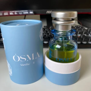 Osma Vanilla S - Osma Vanilla S.   TESTER!!    5ml=89kr.                                Top note: Tuberose    Middle notes: Amber and Vanilla.      Base note: Leather