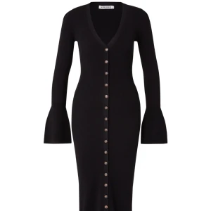 Adoore klänning  - Skriv vid mer information! Obs, svarta knappar på klänningen (inte den färg på bilderna)