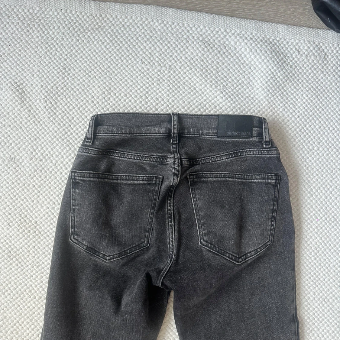 Grå bootcut jeans från Gina tricot - 3