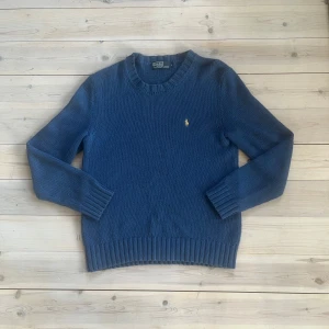 Stickad Ralph lauren tröja - En stickad Ralph Lauren tröja i bra skick. Tröjan har inte några stora defekter. Skick: 8/10. Nypris: ca 2000kr