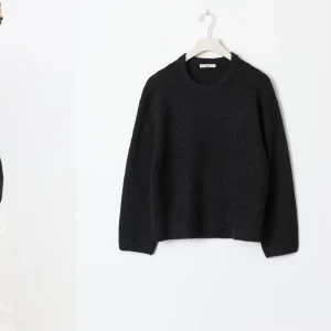 Svart stickad tröja  - Säljer en stilren svart stickad tröja från Gina Tricot. Tröjan har en klassisk rund halsringning och långa ärmar, perfekt för kyligare dagar. Den är mjuk och bekväm, idealisk för en avslappnad look. Aldrig använd 