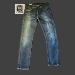 Levis 511 jeans - Snygga Levis 511 jeans i en klassisk blå tvätt. De har en regular passform och är tillverkade i slitstarkt denim. Dessa jeans är använda men utan synliga slitage. De är i bra skick och helt utan defekter.