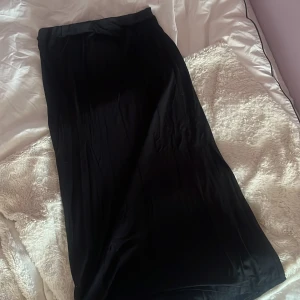 Svart långkjol - Svart lång kjol från Asos med slits. 