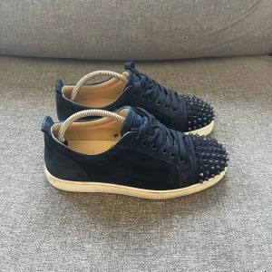 Christian Louboutin - Säljer ett par riktigt snygga Loubs i bra skick. Repbox & dustbag tillkommer. Size 40.5 fits bigger.