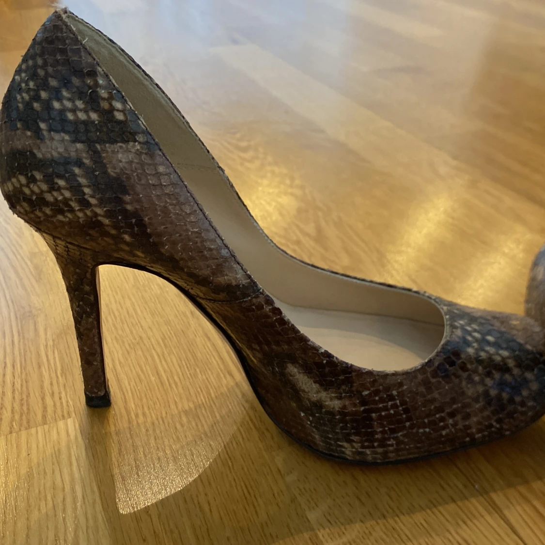 Ormskinnsmönstrade pumps från L.K. Bennett - 3