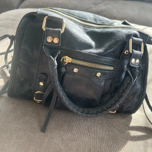 Svart handväska - Skit snygg trendig handväska med snygga guld detaljer som tyvärr inte kommer till nån användning då jag har många andra väskor, skriv till mig innan du köper, pris kan alltid diskuteras så det är bara att höra av sig, + långt handtag följer med🩵🩵🩵