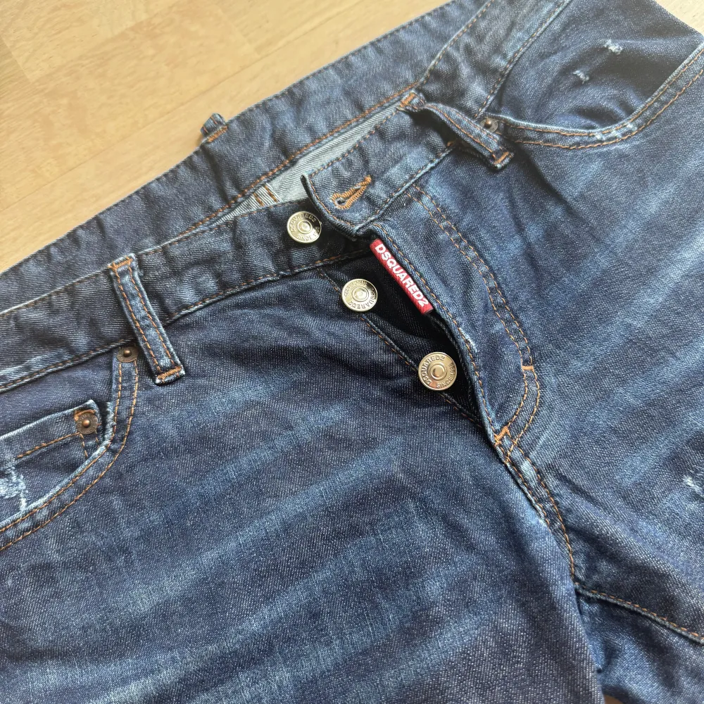 Säljer snygga blå jeans från Dsquared2 för en bra pris. Finns inga repor eller skador på jeans. Dem är ganska fräsche har inte använt dem mycket. Priset kan diskuteras. . Farkut & Housut.