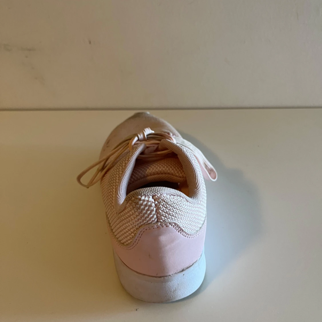 Rosa sneakers med snörning
