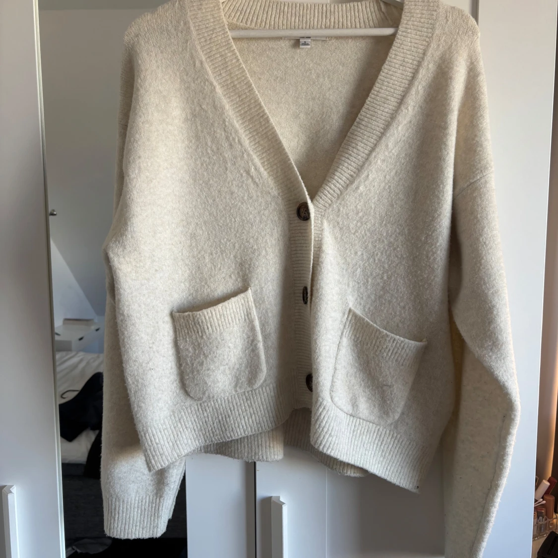 Beige kofta med knappar