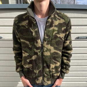 Fleecejacka  - Tja! Nu säljs denna sjukt unika fleec jackan. Skick 9/10 som ny utan synliga defekter. Nypris ligger runt 1400kr och är köppt utomlands men säljs nu för 700kr. Hör gärna av er vid frågor eller funderingar.