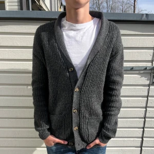 Stickad Cardigan  - Tja! Säljer nu denna feta cardiganen som är köppt utomlands. Skick; 8/10 riktigt bra utan synliga defekter, nypris ligger runt 900kr men säljs nu för 399kr. Hör gärna av er vid frågor eller funderingar.