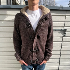 Stickad kofta med foder - Tja! Säljer nu denna sjukt snygga stickade kofta. Skick 8.5/10 sjukt bra utan synliga defekter. Nypris ligger runt 2000kr men säljs nu för endast 899kr. Hör gärna av er vid minsta lilla fundering.