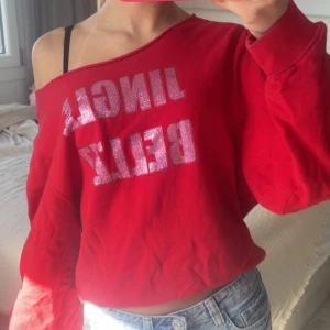 Offshoulder sweatshirt  - Jag har klippt tröjan så den skulle bli offshoulder❤️❤️
