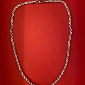 Silver kedja - Silvrig stainless steel kedja herr, Rostfri stål så den aldrig rostar, 50cm Aldrig använd Skriv vid knata fråga eller fundering🤝💯