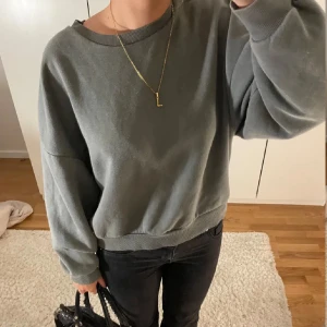 Grå sweatshirt - Säljer en stilren grå sweatshirt med rund hals och långa ärmar. Perfekt för en avslappnad look. Den har ribbade muddar vid ärmslut och nederkant för extra komfort❣️❣️