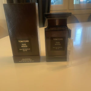 Tom Ford Oud Wood 5ML - Tom Ford Oud Wood 5ML. Luktar riktigt gott och maskulint.