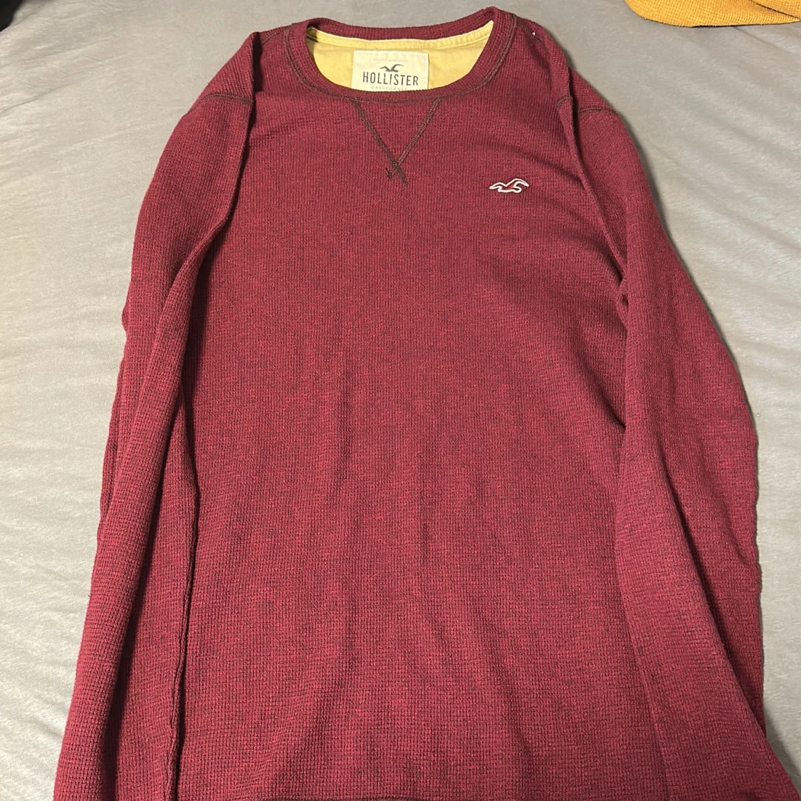 Vinröd långärmad tröja från Hollister