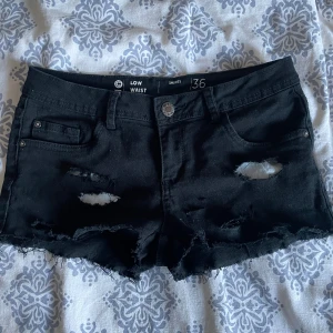 Lågmidjade jeansshorts - Snygga svarta jeansshorts från Cubus med låg midja och slitna detaljer. Ingen bild på tyvärr då dem inte passar mig🩷Ca 38cm midja tvärs över, ca 20cm gren🩷