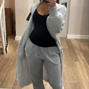 Kofta - Säljer min långa gråa kofta i strl XS. Är använd en gång sedan legat i garderoben 