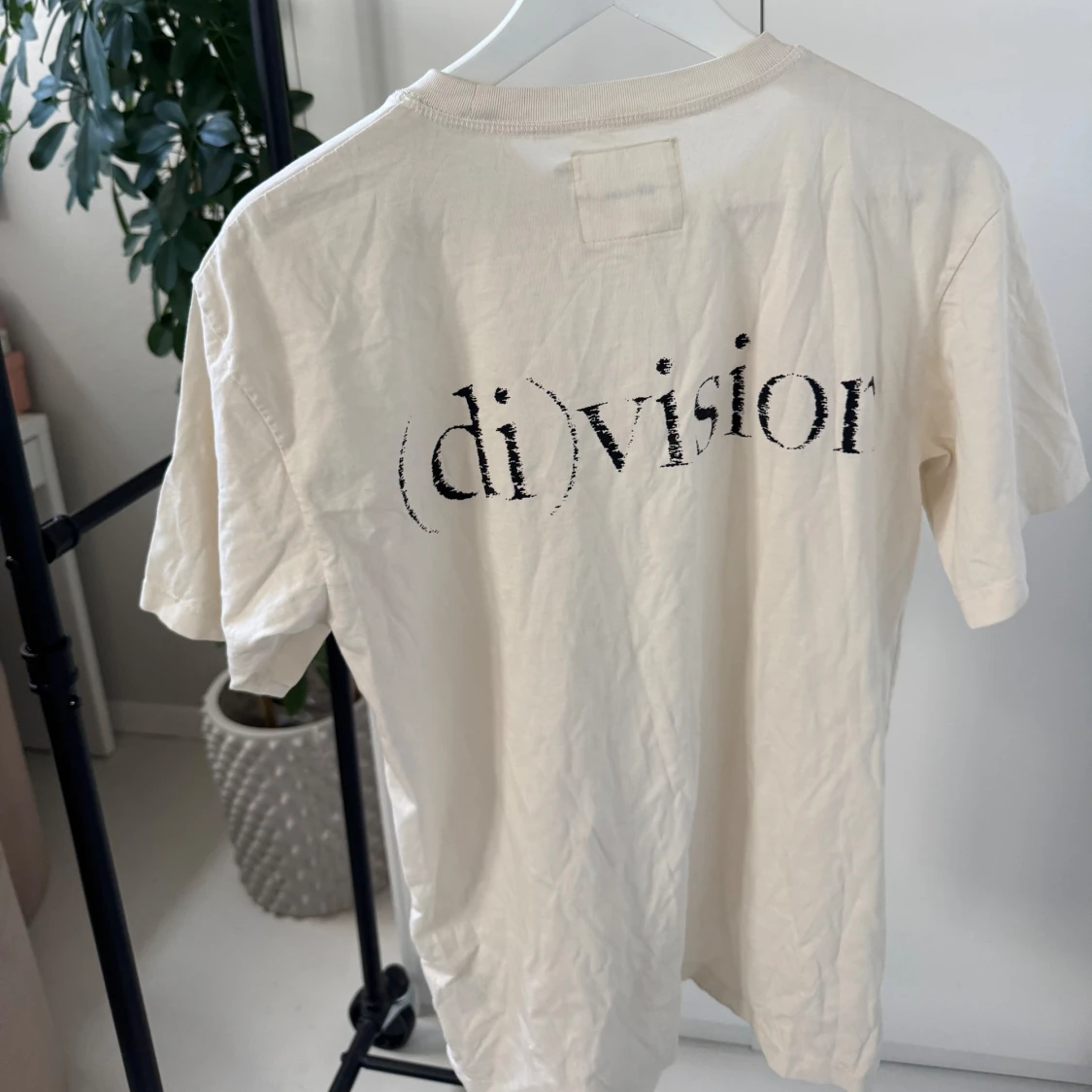 Beige t-shirt från (di)vision - 1