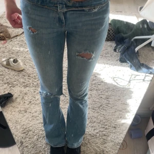 Blå jeans från ONLY - Snygga blå jeans från ONLY med slitna detaljer på låren och knäna. De har en bekväm passform. Stretchigt material. Hålen har jag gjort själv! 