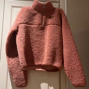 Lurvig jacka/kofta🩷 - Jätte fin tröja från XOXO friends🩷 Storlek 158-164 liten i storleken🩷 Andvänd fåtal gånger🩷