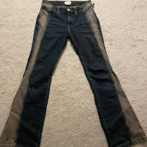  jeans från Weekday - Jätte snygga trendiga jeans från weekday. Inga defekter utom att en av ögglorna för skärp har gått av. Man ser lite på andra bilden🩷