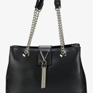 Svart axelväska med kedjedetaljer - Jätte snygg svarta valentin o hand väska som knappt är använd. Den är köpt för ca 5 år sen för 1200kr men har nästan aldrig använts. Inga dieffekter.