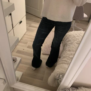 Mörkblå bootcut jeans - Snygga mörkblå bootcut jeans från weekday men märket cheap Monday och är i storlek 28/32.  Är i ett bra skick då de inte är använda så mycket. 🤗💕