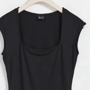 Soft touch topp från Gina Tricot - Snygg svart ärmlös topp från Gina Tricot med rund halsringning. Perfekt för en stilren look och kan enkelt matchas med olika outfits. Kan både kläs upp och kläs ned.. Nyskick med prislapp kvar.