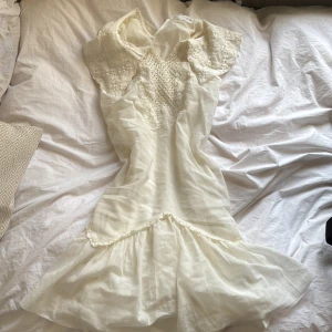 Vit klänning från Zara - Söt klänning från Zara med spets och jättefina detaljer! Storlek 152 💕Använd en gång.
