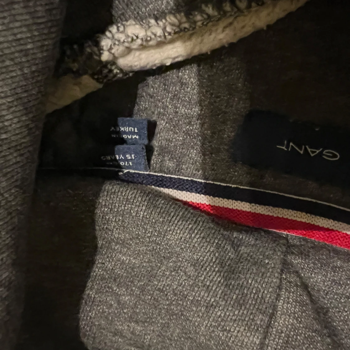 Grå hoodie från GANT - 3