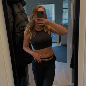 Svart ribbad crop top - Snygg stilren svart crop top!