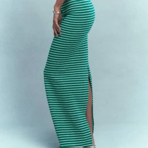 Grön och vit randig långkjol 💚 - Snygg långkjol i grönt och vitt med ränder och en slits på sidan. Perfekt för en stilren look 💚