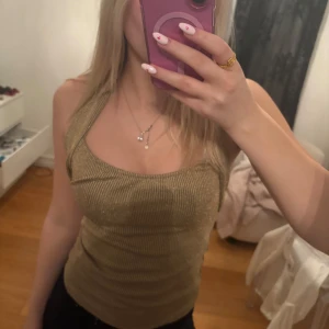 Guldig festtopp  - Jättesnygg guldig festtopp från hm❤️‍🔥Använd fåtal gånger 