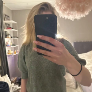 Grön stickad tröja - Säljer en mysig grön stickad tröja med korta ärmar. Jättefin nu till våren och sommaren💕