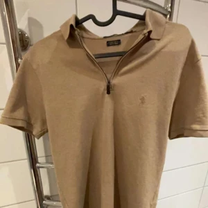 Ralph Lauren pike - Jätte fin Ralph Lauren pike som är knappt använd. I storlek xs med dragkedja. Skriv vid minsta lilla 😇