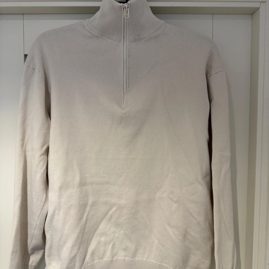 Beige tröja med dragkedja från Zara