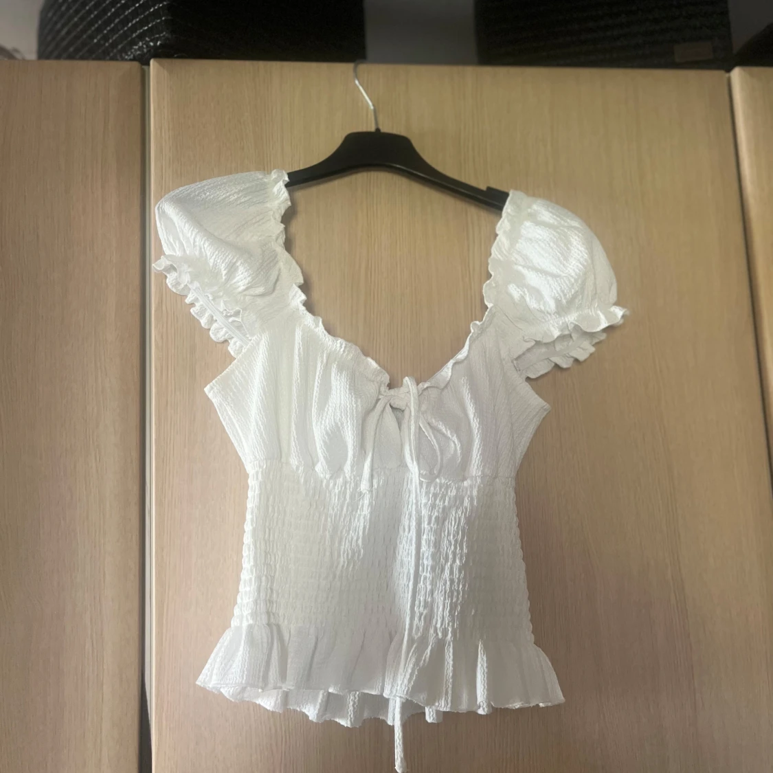 Vit blus med volangdetaljer